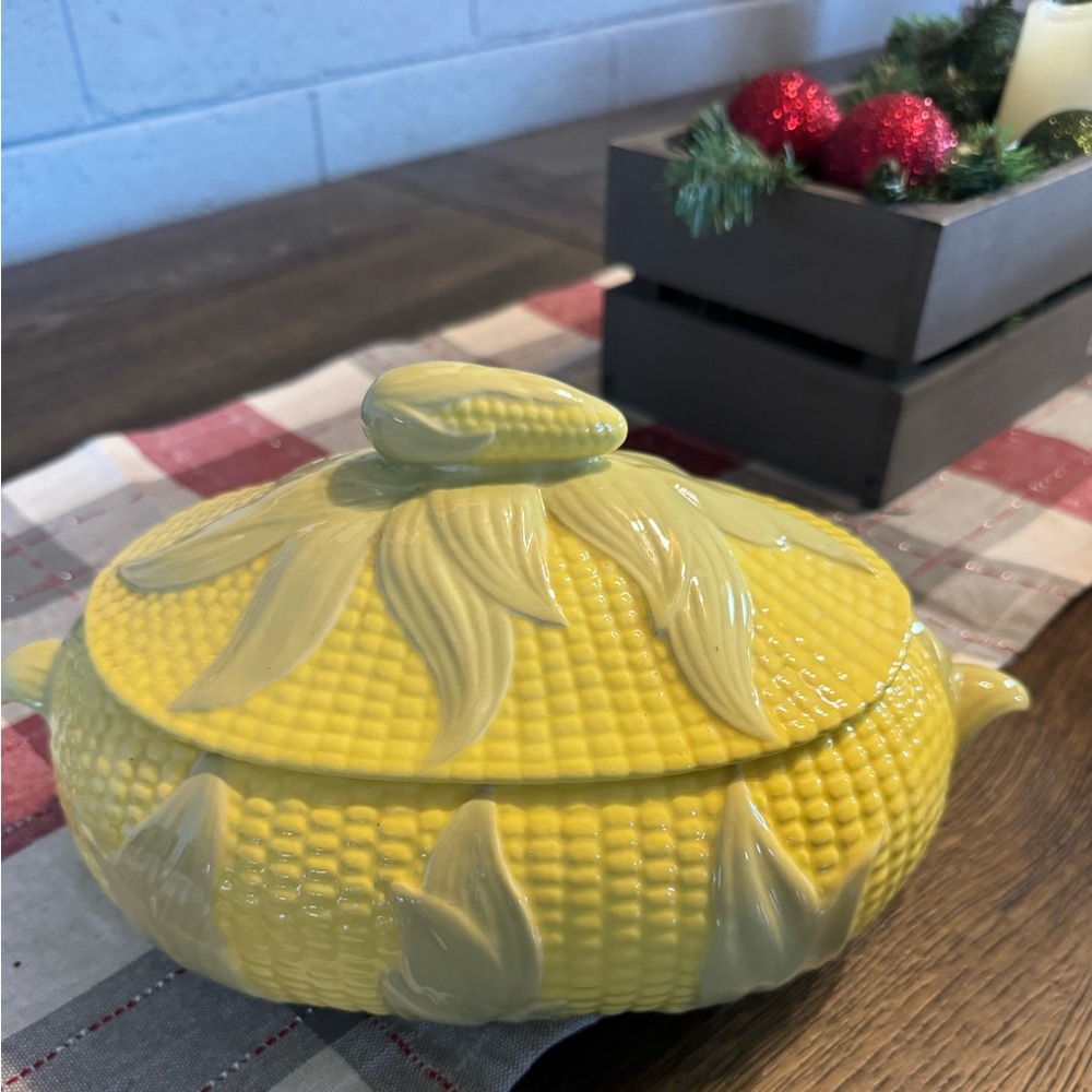 Vintage bowl with lid